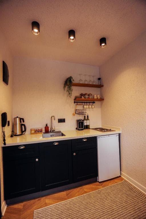 Corner Roof Villa 103 — oturma alanı ve şömine