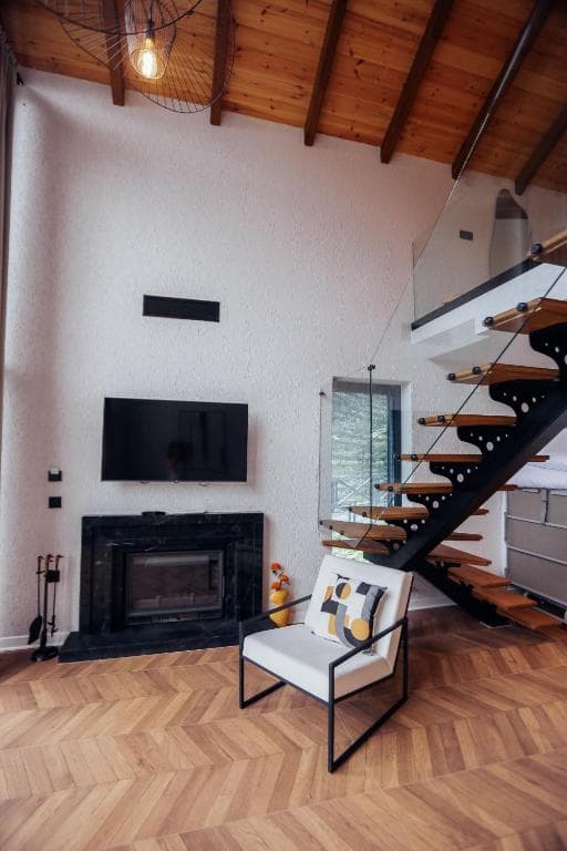 Şömine ve loft merdiveni