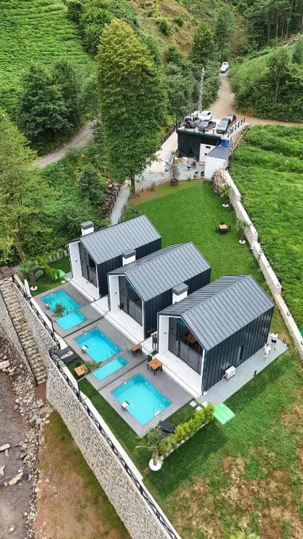 Rize Roof Villa Bungalov — dere kenarındaki villaların dikey drone görünümü