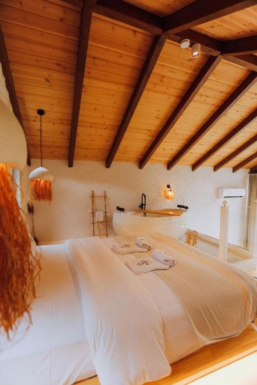 Rize Roof Villa Bungalov — jakuzili villa iç mekân detayı