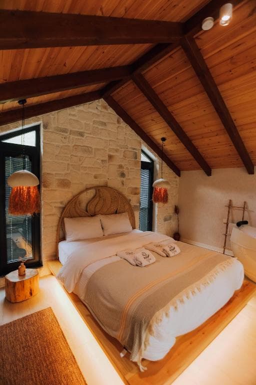 Corner Roof Villa 101 — loft yatak katı ve ahşap detaylar