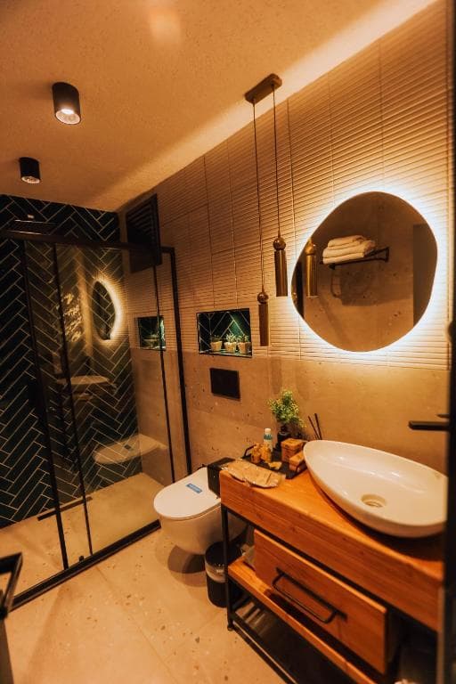 Roof Villa 102 — yeşil balıksırtı fayanslı banyo