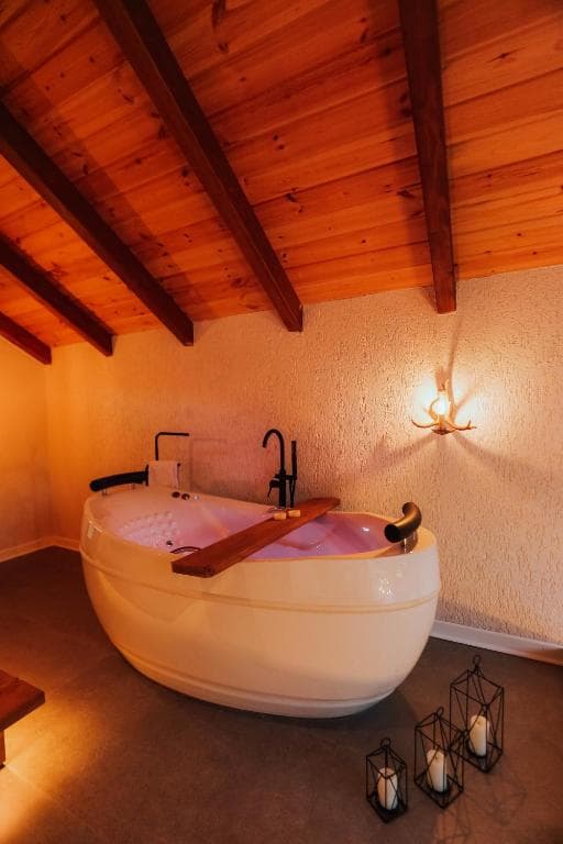Rize Roof Villa Bungalov — villa iç mekânında romantik akşam atmosferi