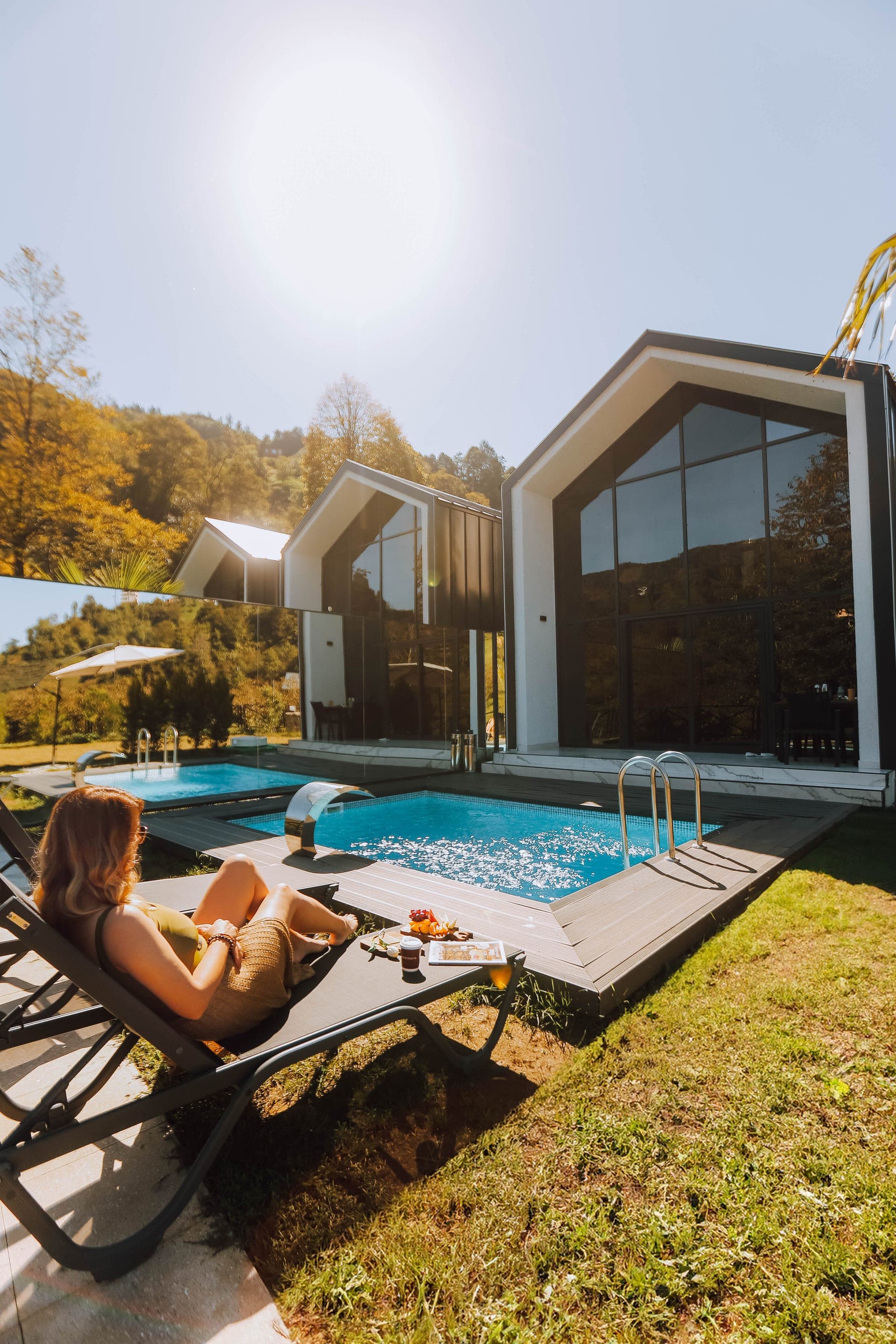 Corner Roof Villa 103 — havuz kenarında kahvaltı servisi ve köpüklü ısıtmalı havuz